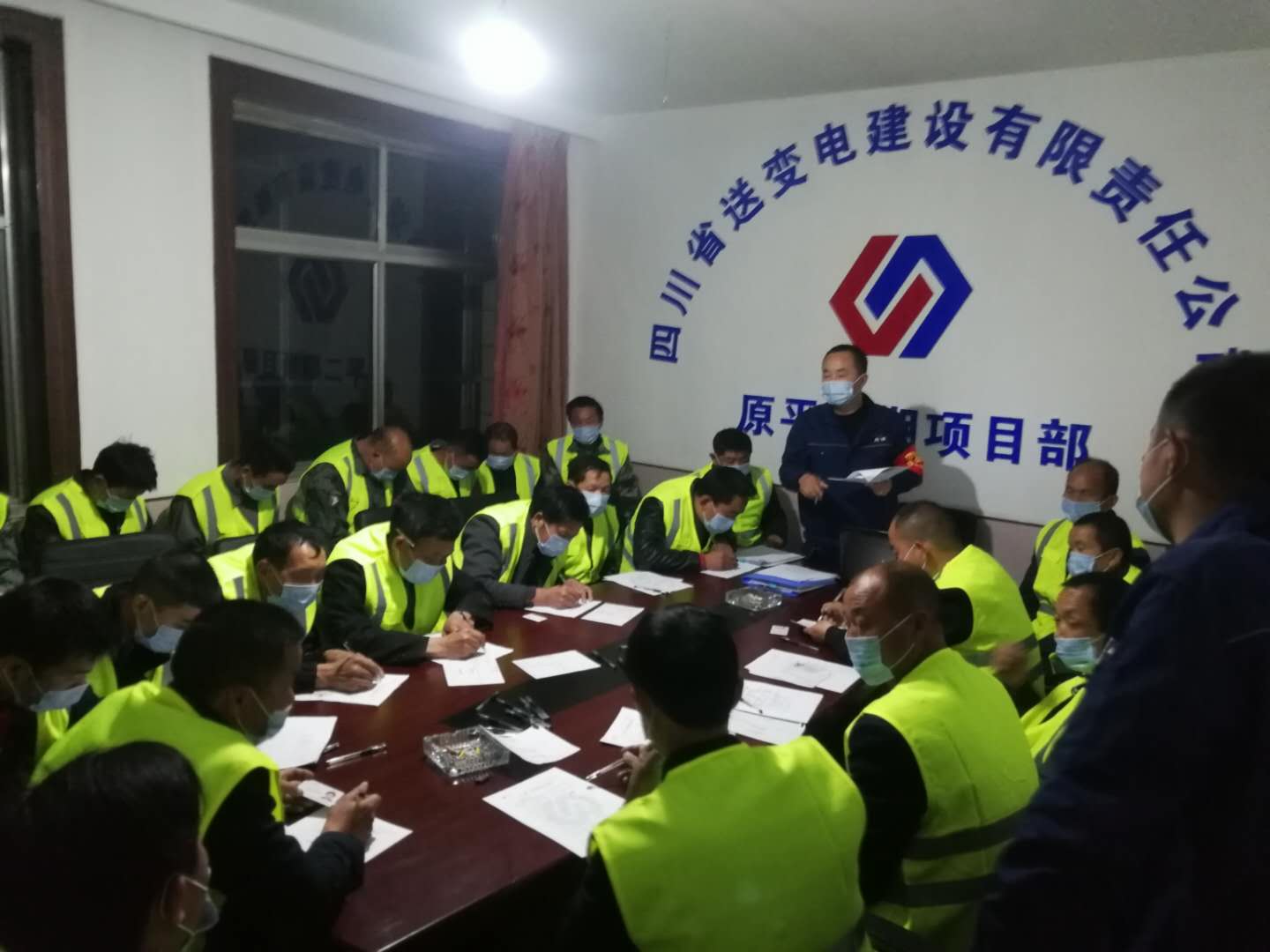 1587867361889032301.jpg 安全员郭伟平讲解.jpg