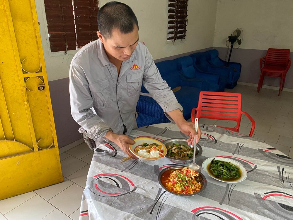 1594361783721067442.jpg 实行分散用餐制度.jpg