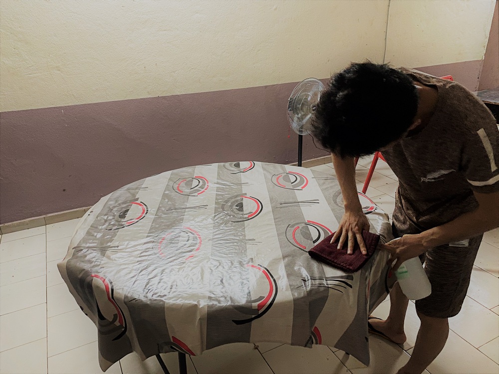 1594361841475017824.jpg 生活区消毒.jpg