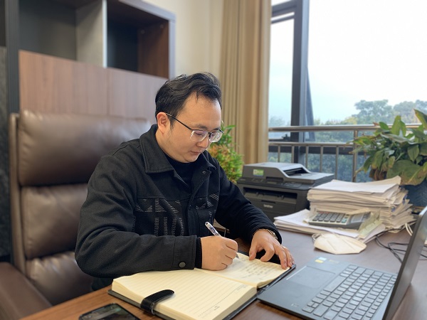 1672798510882055832.jpg 何伟.jpg