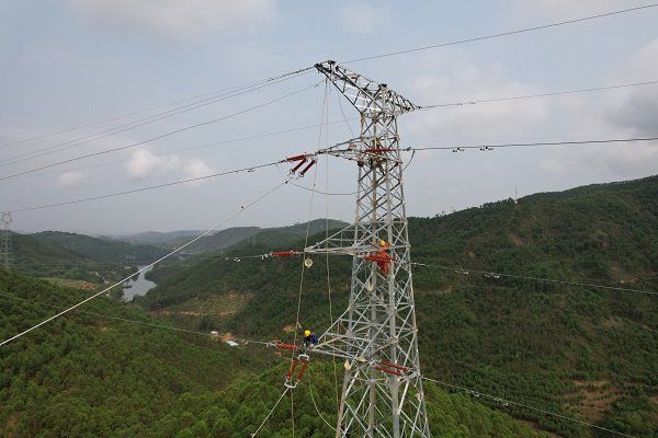 1681953675178054861.jpg 89号T接塔紧线.jpg