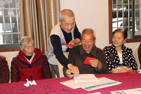 1684206883900012773.jpg 发放慰问金.jpg