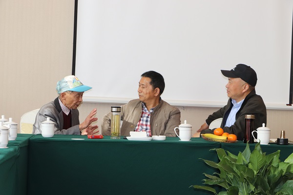 1684206941402010246.jpg 领导关心询问退休老同志身体及生活情况1.jpg