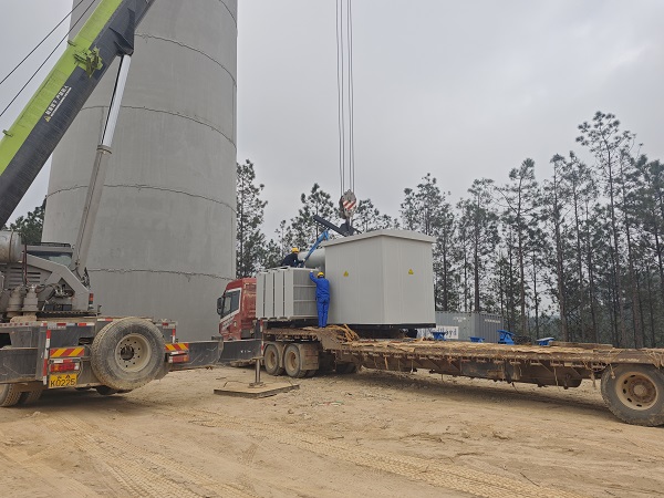2.11广西灵山玖伯风电场二期项目箱变吊装.jpg