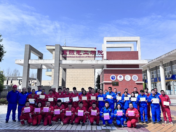 1744168179457095699.jpg 合影留念.jpg